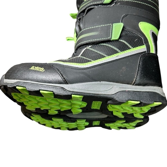 Totes “Seth” Style | PO# 210041508
Men’s Size 6 (fits Women’s 8.5) green black main image 7